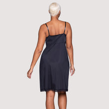 Load image into Gallery viewer, Everyday Layers™ Lace Trim Full Slip – undirkjóll, Black